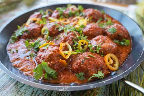 קציצות עוף ברוטב אדום // צילום: יעל לאור 